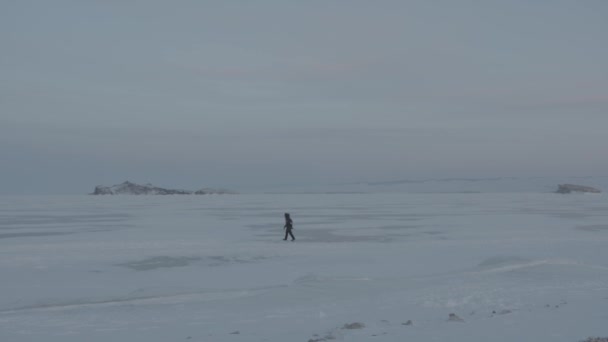 Młoda dziewczyna z Lake Baikal. Pojęcie samotności — Wideo stockowe