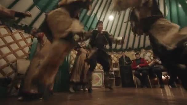 Região de Irkutsk, Rússia - 18 de março de 2021: O conjunto de dança folclórica de Buryat se apresenta em frente aos turistas em uma grande iurta como parte de uma excursão ao longo da costa do Lago Baikal — Vídeo de Stock