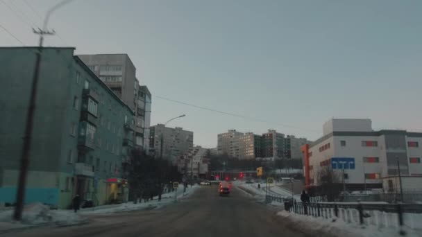 Murmańsk, Rosja - 10 stycznia 2021 r.: Zajęty ruch na drodze miejskiej w zimowy wieczór na skrzyżowaniu ze światłami drogowymi — Wideo stockowe