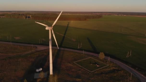 민스크, 벨로루시 - 2021 년 5 월 20 일: 시골 지역에서 일몰시에 풍차 날개를 회전시키는 드론 사격 — 비디오