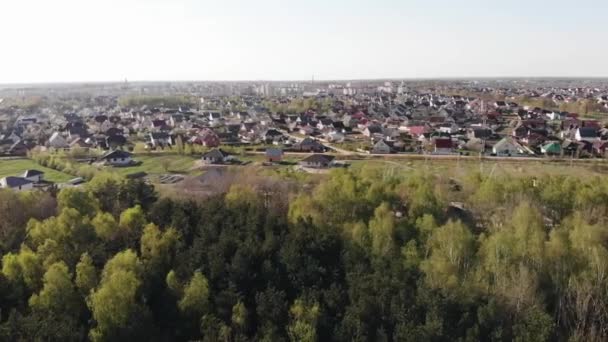 Drone tournage de la périphérie de la ville avec des chalets privés avec des jardins potagers un jour d'été — Video