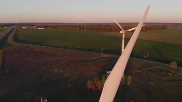 2021年5月20日，白俄罗斯，明斯克：在日落时，在郊区公路附近的一座风车的工作叶片的空中景观 — 图库视频影像