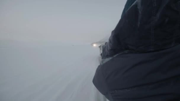 Train from snowmobiles with sleighs with tourists on a snowy road at polar night — Vídeo de stock