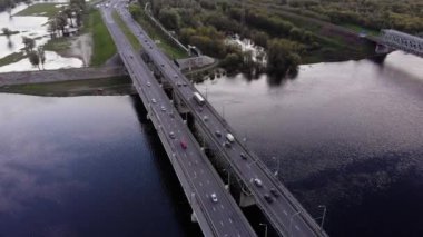 İHA, farklı bankalarda bulunan kenti birbirine bağlayan yol ve demiryolu köprülerini vuruyor.