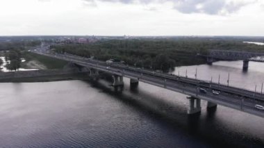 Nehir üzerindeki çifte köprüdeki yoğun trafiğin havadan görüntüsü ve taşkın sırasında ağaçlar taşmış.