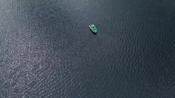 Drón lövöldözés egy fiatal lányra és egy férfira egy evezős csónakban, körülvéve vízzel, hullámokkal a felszínen. Kilátás felülről — Stock videók