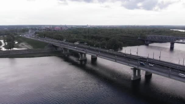 Veduta aerea del traffico intenso sul doppio ponte sul fiume e gli alberi allagati durante l'alluvione sulla riva — Video Stock