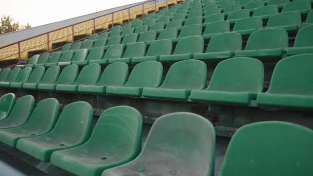 Vue des rangées de sièges en plastique poussiéreux dans les tribunes du stade de la ville en plein air — Video