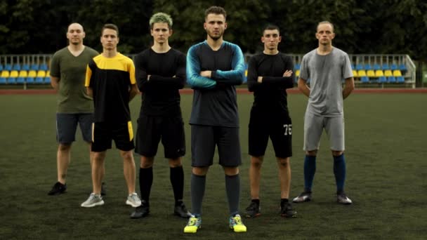 Jugadores del equipo de fútbol posan después de entrenar en el estadio de la ciudad con los brazos cruzados sobre el pecho — Vídeos de Stock