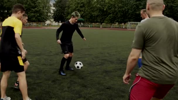 Voetbalteam spelers trainen in het stadion en voetballen onderling. Langzame beweging — Stockvideo