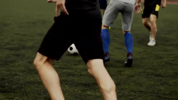 Voetbalclub training. Spelers oefenen een wedstrijdmoment uit op het voetbalveld. Langzame beweging — Stockvideo