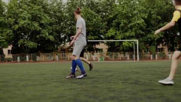 Hráči fotbalového klubu vlak v letní den a trénovat své herní okamžiky na fotbalovém hřišti. Zpomalený pohyb — Stock video
