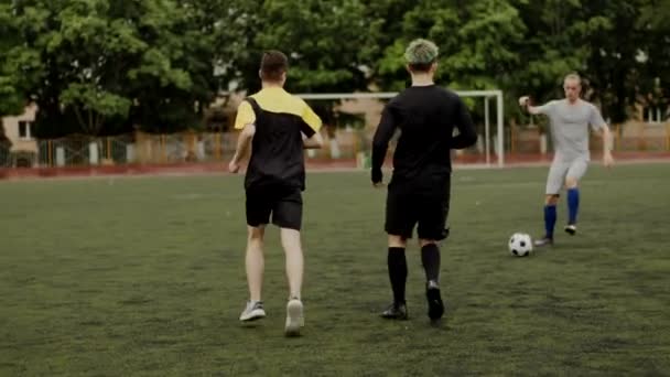 在足球队的训练中，队员们彼此分道扬镳，在城市体育馆踢足球。慢动作 — 图库视频影像