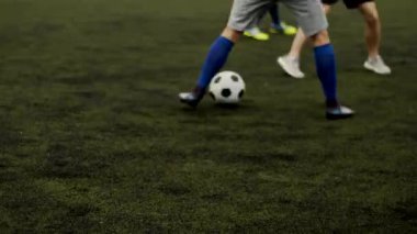 Futbol kulübünün oyuncuları takımlara ayrılır ve antrenmanlarda birbirleriyle futbol oynarlar. Yavaş çekim