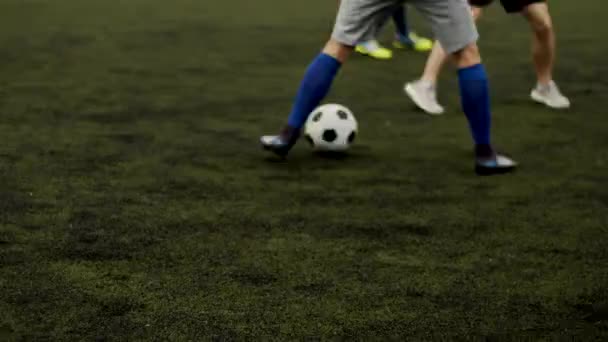 Los jugadores del club de fútbol se dividen en equipos y juegan al fútbol entre sí en el entrenamiento. Movimiento lento — Vídeos de Stock