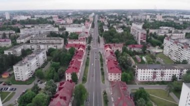 Yoğun bir şehir yolu ve yazları altyapısı olan konut binalarının havadan görüntüsü