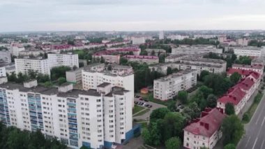 İHA 'lar şehir bloklarını konut binaları ve altyapı ile dolduruyor. Büyük yeşil alanlar yaz günü dinlenmek için kullanılıyor.