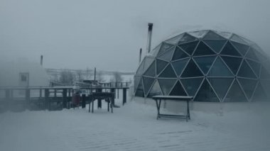 Murmansk bölgesi, Rusya - 10 Ocak 2021: Glamping 'de cam kubbeli bir eskimo evi manzarası