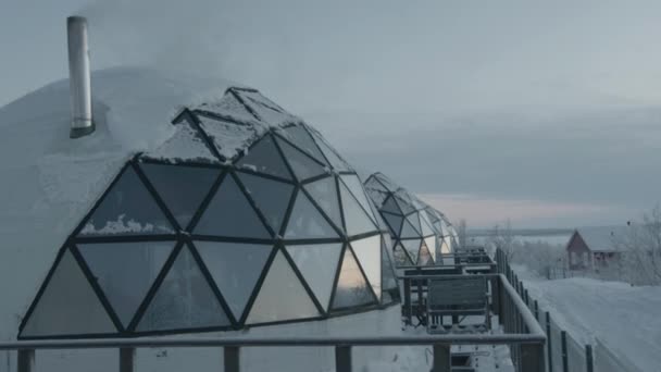 Original Glamping aus einem Iglu mit gläsernen Panoramafenstern an einem Wintertag — Stockvideo