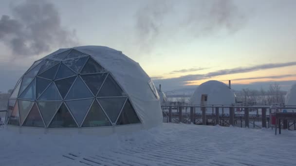 Originelle kuppelförmige Iglu-Häuser mit gläsernen Panoramafenstern vor dem Hintergrund der winterlichen Natur — Stockvideo