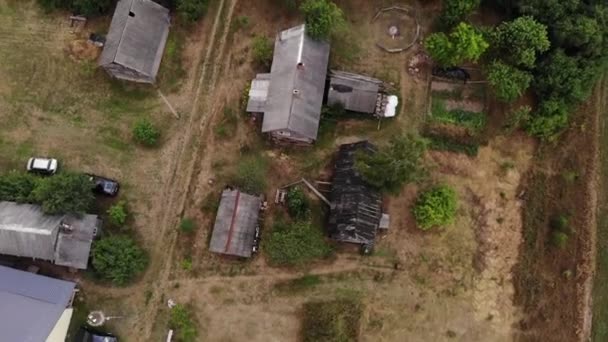 Vista aérea del pueblo en un día de verano con coches aparcados y una carretera rural entre antiguas casas de madera en Rusia — Vídeo de stock