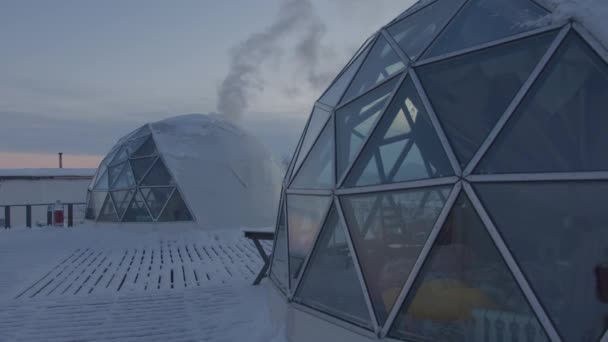 Ursprungliga glamping från en igloo med glas panoramafönster på en vinterdag — Stockvideo