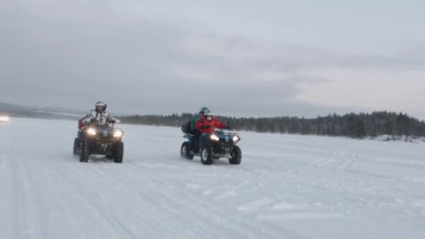 Мурманская область, Россия - 10 января 2021 года: Экстремальные квадроциклы по снежному полю. Портативный снимок Пова — стоковое видео