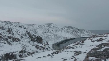 Uçurumdan, Barents Denizi kıyısındaki ejderha yumurtalarına kadar her yer karla kaplı.