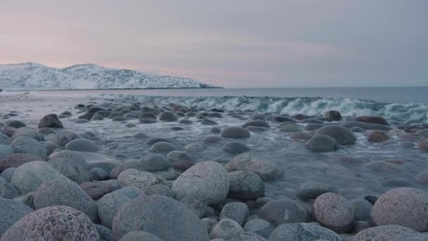 Une belle vue au coucher du soleil en hiver sur la plage de Dragon Eggs et la vague venant en sens inverse sur les rochers ronds. Mouvement lent — Video