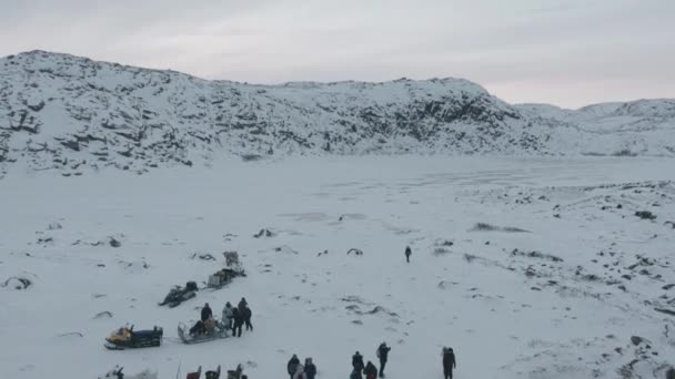 눈 이 많이 오는 주차장의 꼭대기에는 썰매와 관광객들 이 바위에둘러 싸인 눈 밭이 펼쳐져 있다 — 비디오