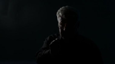 Orta yaşlı adam gözlüklü