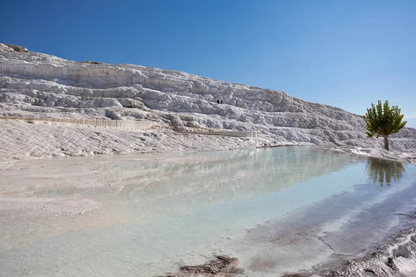 Thermal springs of Pamukkale with terraces and natural pools — Stock Photo, Image