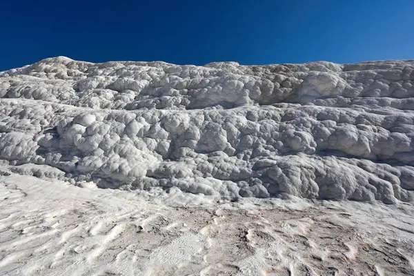 Fontes termais de Pamukkale com terraços e piscinas naturais — Fotografia de Stock