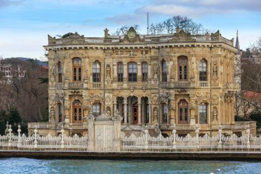 Asyalı Boğazı kıyısındaki Beylerbeyi Sarayı