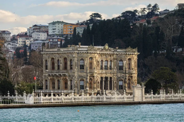 Palais Beylerbeyi sur le front de mer asiatique Bosphore — Photo