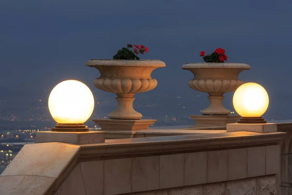 イスラエル ハイファ市の夜 バハイ ガーデンの最上階には 装飾用の提灯とゼラニウムの入った花器があります — ストック写真