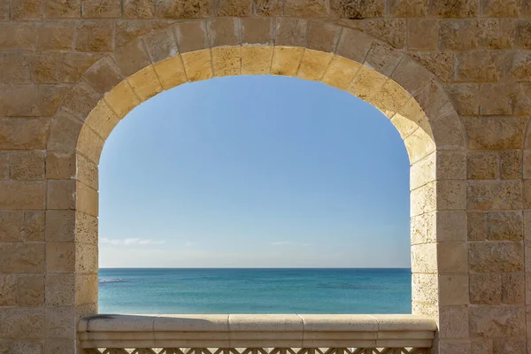 Vue Sur Mer Depuis Fenêtre Vieux Bâtiment Images De Stock Libres De Droits