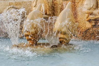 TEL AVIV, ISRAEL - 28 Aralık 2015: Eski Jaffa 'daki Kedumim Meydanı' ndaki Zodiac Çeşmesi