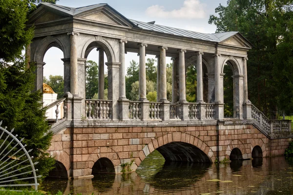 Márvány híd a parkban Tsarskoye Selo, Oroszország — Stock Fotó