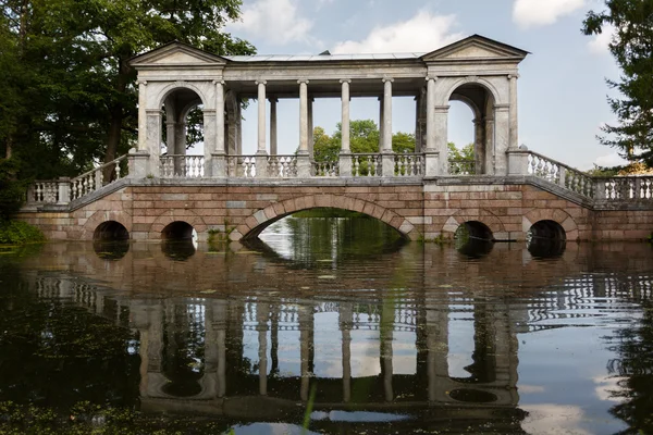 Márvány híd a parkban Tsarskoye Selo, Oroszország — Stock Fotó