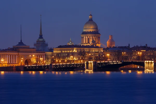 Санкт-Петербург самые важные достопримечательности по ночам — стоковое фото