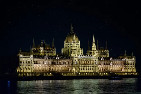 Parlamento húngaro en Budapest por la noche — Foto de Stock
