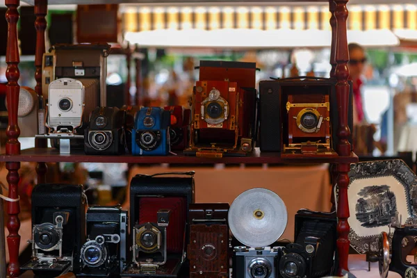 Kameror och andra vintage saker till salu i Barcelona. — Stockfoto