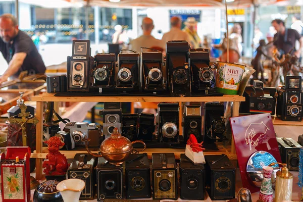 Camera's en andere vintage dingen te koop in Barcelona. — Stockfoto