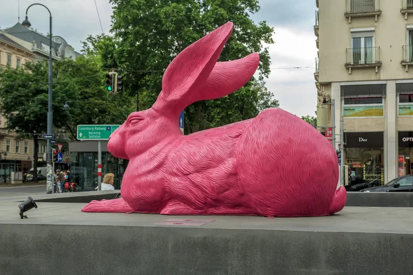 Rosa bunny skulptur nära Statsoperan i Wien — Stockfoto