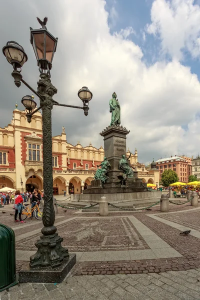 Sukiennice (Tyghallen) och Adam Mickiewicz monument — Stockfoto