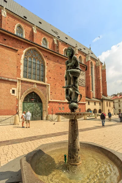 Brass boy fountain sculpture on Mariacki Square — Stock Photo, Image