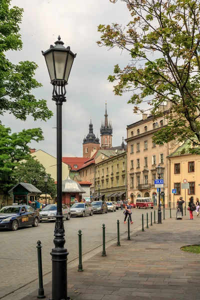 Street in Krakow, overlooking the St. Mary's Basilica — Stock Photo, Image