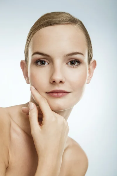 Retrato de beleza de uma jovem mulher . — Fotografia de Stock