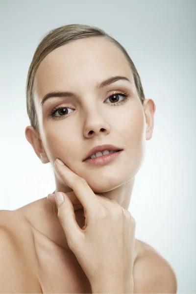 Retrato de beleza de uma jovem mulher . — Fotografia de Stock